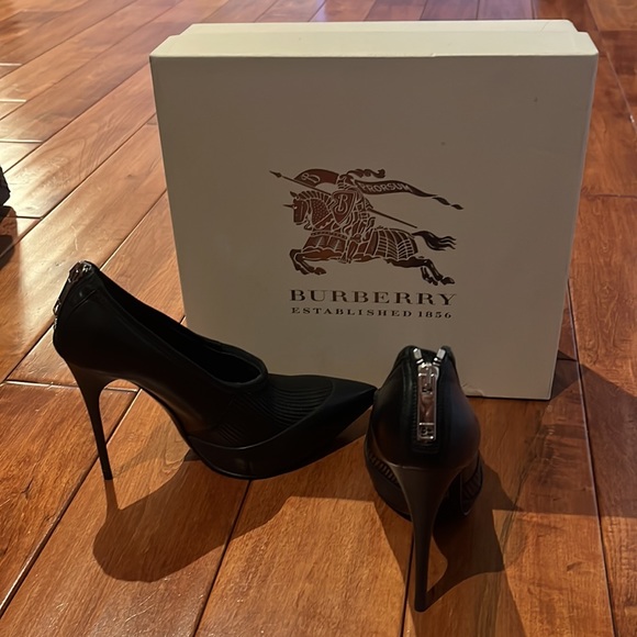 BURBERRY BRAND NEW NEVER WORN HIGH CUP PUMP - Picture 4 of 4